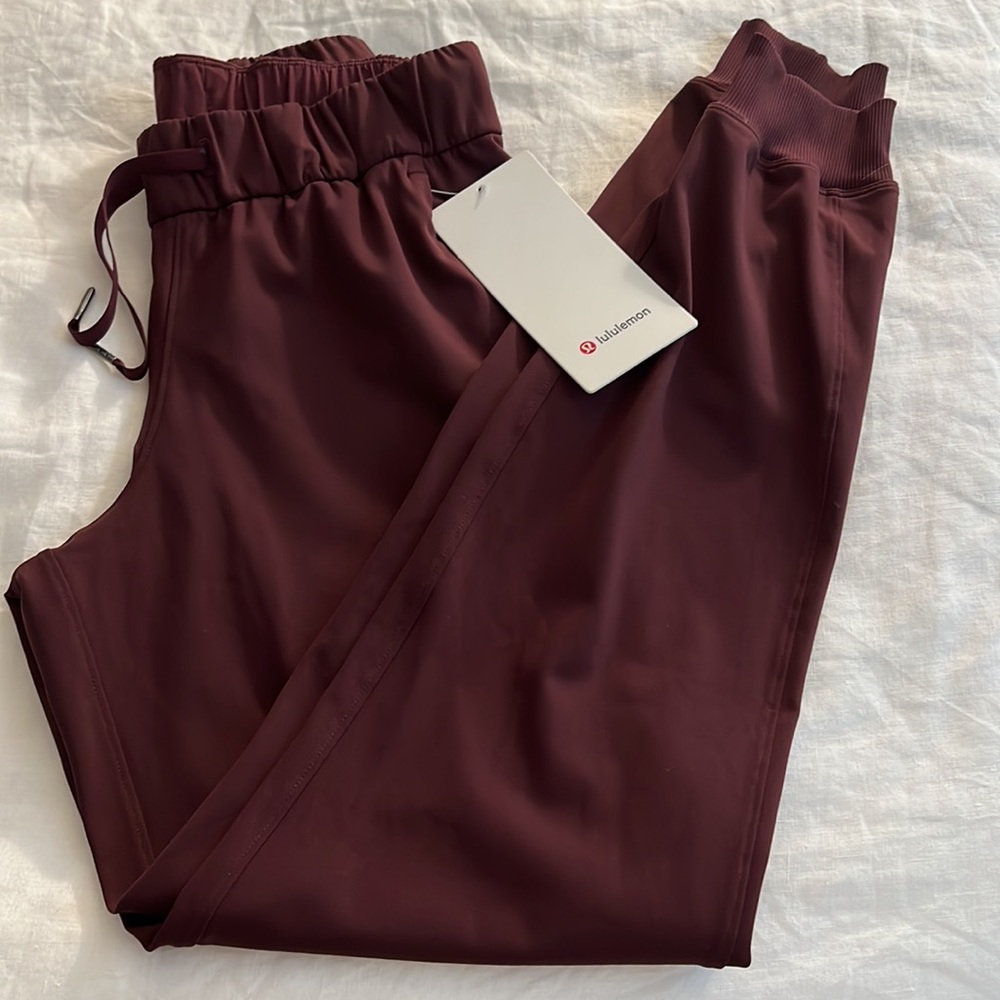 NWT Lululemon On The Fly Jogger Luxtreme in Sold Out Cassis